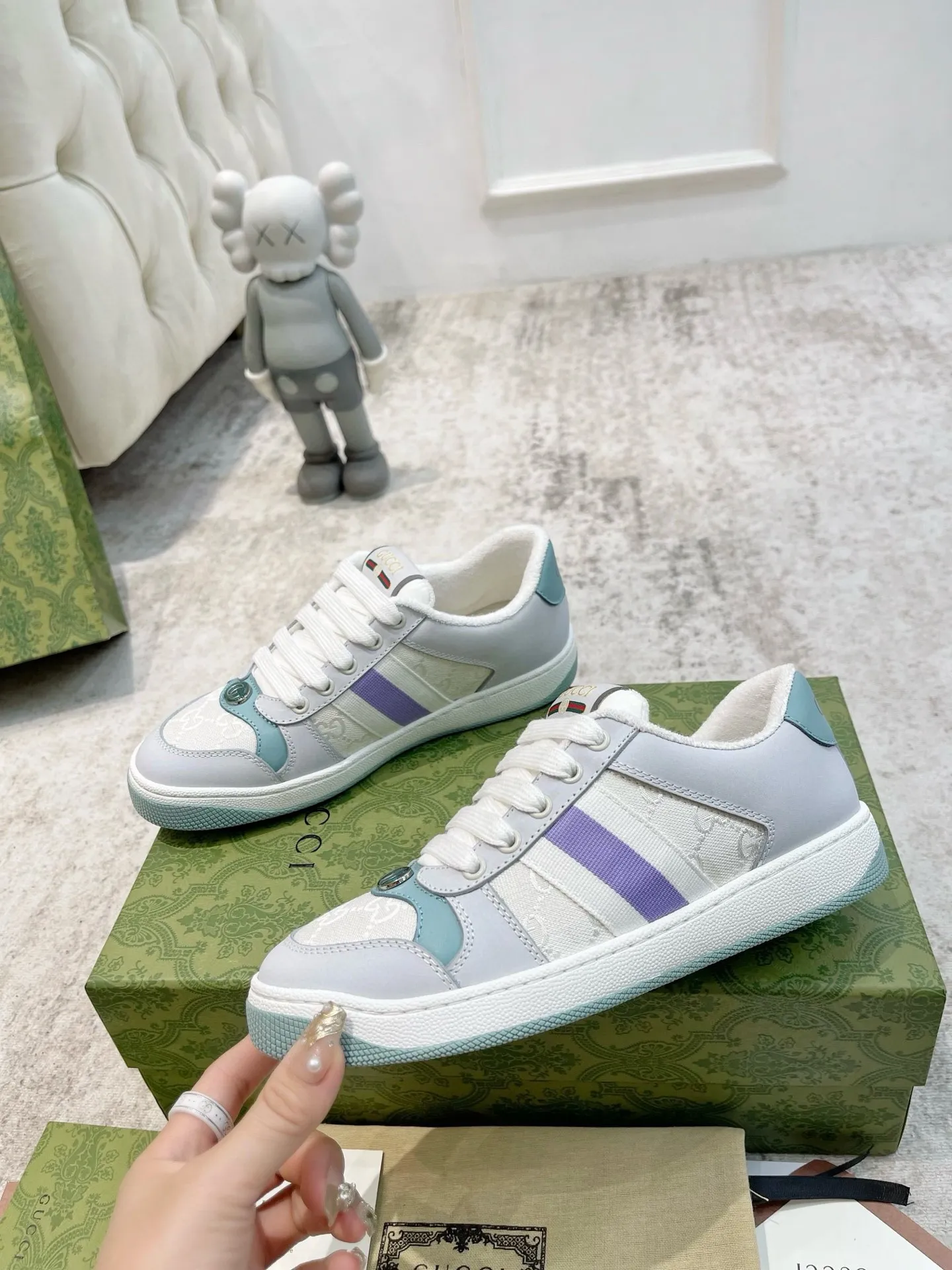 Ex-factory price: 540💰 GUCCI Gucci's newly upgraded back cover lining, top-notch old dirty shoes, classic casual sports shoes for couples, retro sneakers and old G family dirty shoes, updated at the counter simultaneously! ①The shoe upper has the same water-based edge coating process as the original version⚠️The ordinary oil edges on the market have a strong glue feel and are easy to fall off! Grade A first-layer nubuck leather (with pores)/matching computer embroidered double G cloth, high-density terry velvet lining. ② A PVC transparent small round mark sealing line is added to the details of the midsole. The mold is opened six times and the jewelry craftsmanship is used to customize the two-color double G buckle, striving to be the same as the original version. A pair of buttons is more than three times more expensive than ordinary buckles on the market. ③An old two-color washable label, the chip is placed on the outer waist of the right foot, the entire shoe is completely hollowed out with rubber technology, TUP material (rubber to distinguish the market) with the latest green packaging from the counter, 3D printed handbag, and a pair of shoelaces. There is no pressure when entering and exiting the counter. You can buy a 1:1 accurate replica of the original version and modify and upgrade it repeatedly. The details are perfectly restored, the materials are all customized, and they are truly top-notch. Please look at the details clearly to identify the quality. Upper: First-layer frosted cowhide/embroidered double G cloth. Lining: original high-density velvet lining. Foot pads: original pearlescent sheepskin. Outsole: private molded vacuum TPU material. Packaging: original top-grade full set packaging at the counter. Shoe size: women's size 35-40, men's size 39-44 (men's size 38, 45🉑️customized, non-returnable)